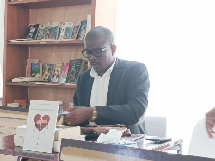 SILA 2022 : l&#039;écrivain Edmond Kouassi partage ses &quot;malheureuses amours&quot; avec des élèves