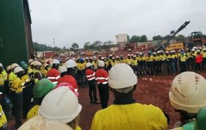 Des travailleurs miniers en grève à Hiré pour exiger des mesures d’accompagnement à leur licenciement