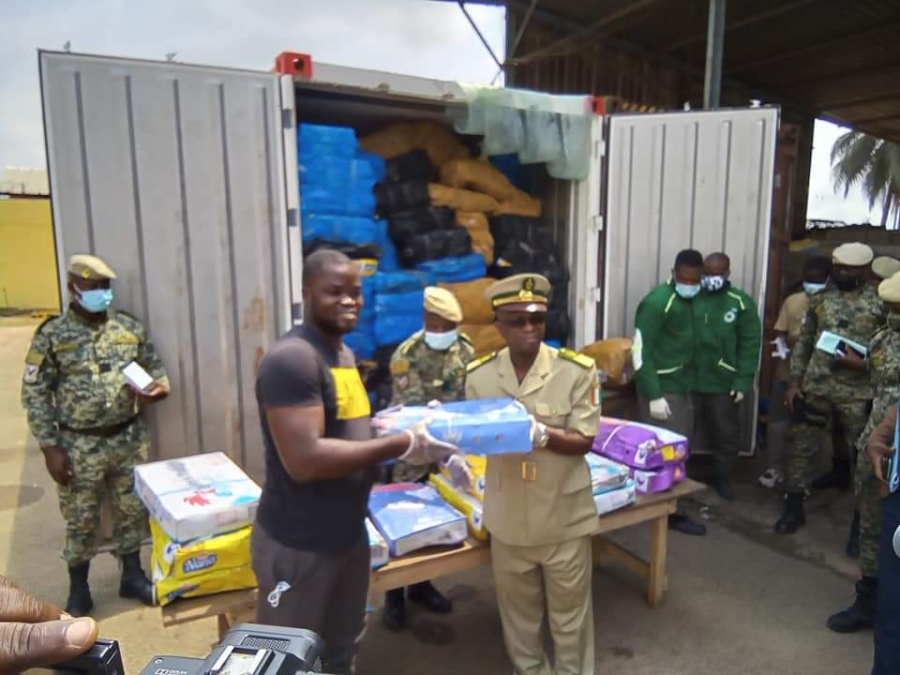 Côte d’Ivoire/ Fête de fin d’année : Le Général DA Pierre Alphonse fait des heureux.