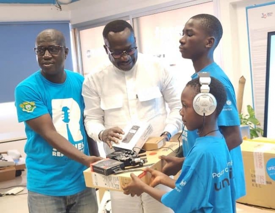 Côte d’Ivoire/Droits de l'enfant : l'UNICEF offre du matériel technique à des jeunes reporters