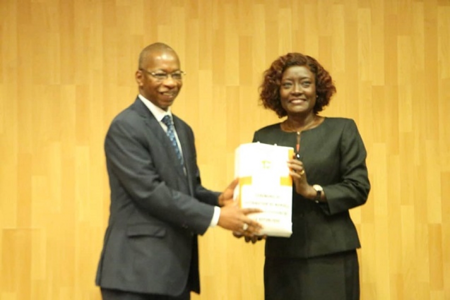 Côte d’Ivoire-AIP/ Près de 400 bibliothèques reçoivent en guise de dotation plus de 1500 manuels sur les Institutions de la République