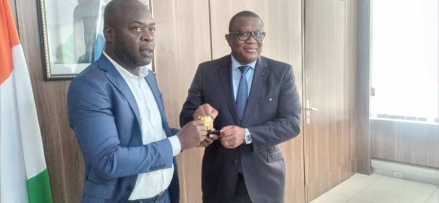 Médias : le ministre Amadou Coulibaly reçoit sa carte d’honneur de journaliste professionnel