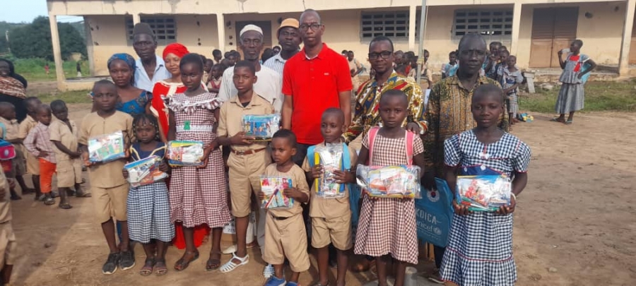 Touba : Une ONG italienne offre des kits et des tenues scolaires à des écoliers