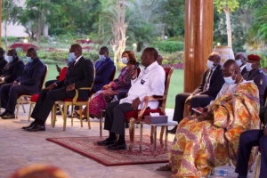 Alassane Ouattara e?change? avec une délégation du District Autonome d’Abidjan et des dix Régions de l’Est, du Sud et du Sud-Ouest