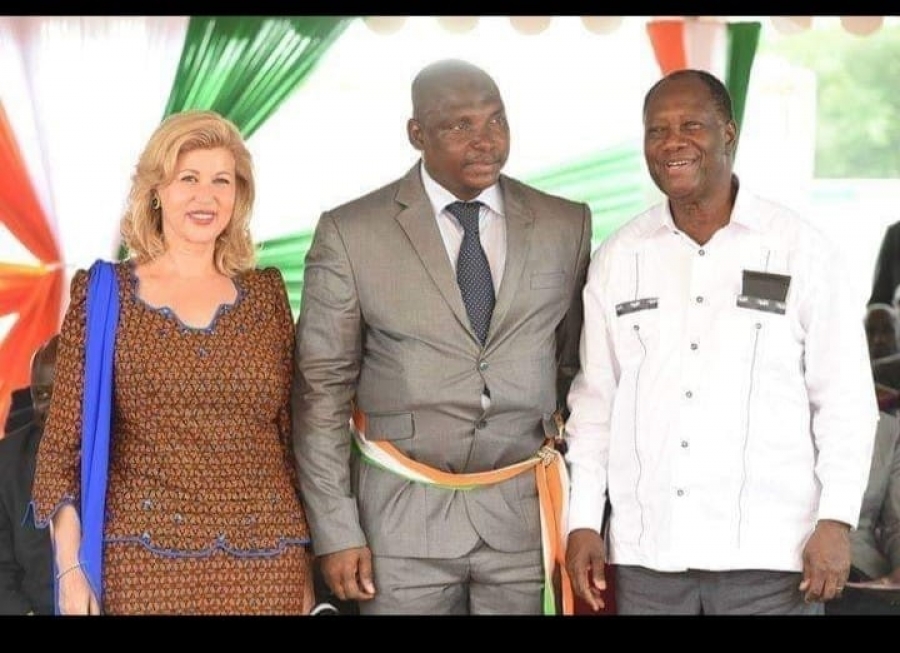 Kader Sylla (au milieu) posant avec le couple présidentielle lors d&#039;une visite d&#039;Etat à Tiassalé, alors qu&#039;il était maire de sa cité