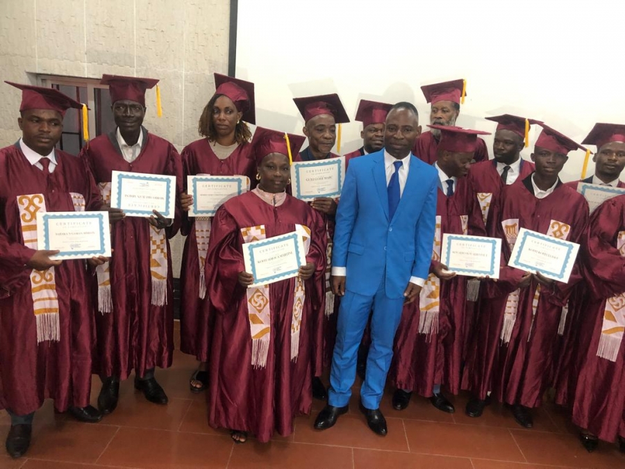 Côte d'Ivoire : la première promotion d'une école des Affaires reçoit son certificat de fin de formation