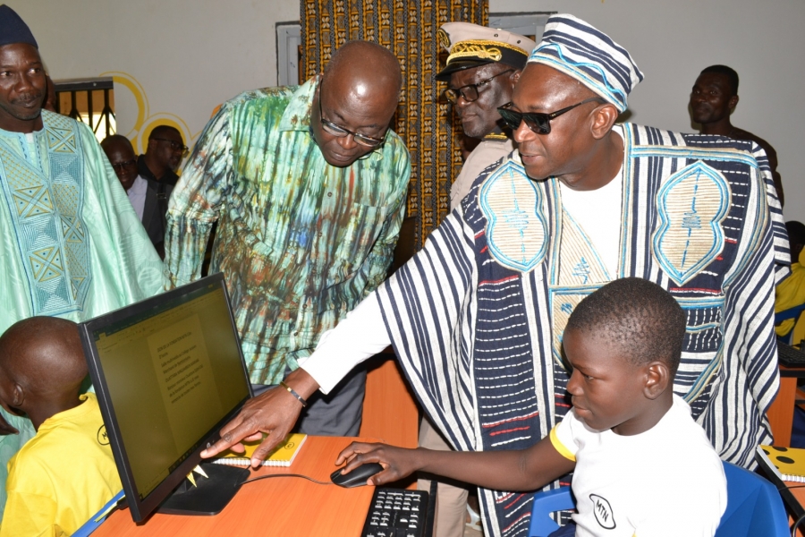 La Fondation MTN installe une salle multimédia au Lycée Moderne de Nambonkaha