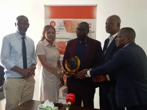 Lutte contre la vie chère : Me. Tra Dje Bi Kalou reçoit le prix Or des Consommateurs de Côte d&#039;Ivoire