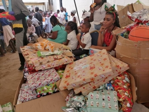 Arbre de Noel : L’Eglise Evangélique le Tabernacle de Gloire cadeaute près de 300 enfants