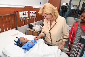 Côte d&#039;Ivoire : Dominique Ouattara rend visite aux deux bébés siamois opérés avec succès à l&#039;Hôpital Mère-Enfant de Bingerville
