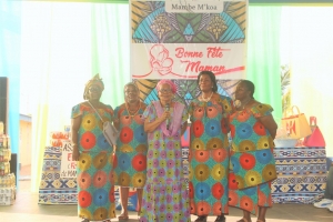 Fête des mères: la grande chancelière Dagri Diabaté honorée par des associations de femmes de Jacqueville