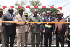 Côte d’Ivoire: le ministre Silas Metch remet trois infrastructures sportives aux lycées 1 et 2 de Bouaflé